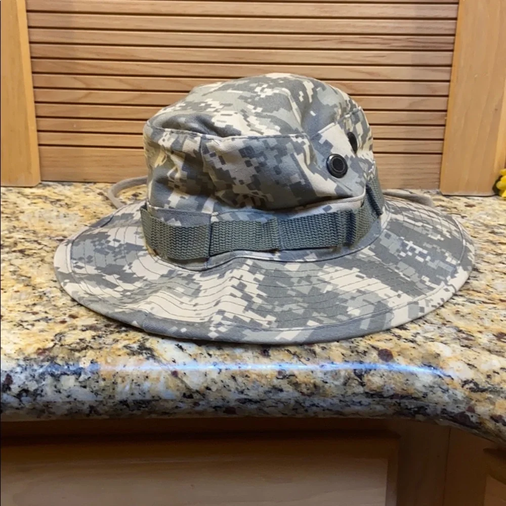 Boys camouflage hat size 6.75 Guc